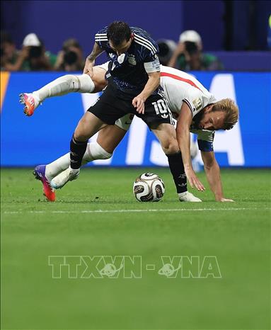 Lionel Messi (trước) của Argentina tranh bóng với Harry Kane của Anh. Ảnh: THX/TTXVN phát