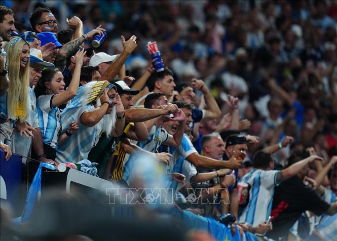 Cổ động viên đội tuyển Argentina bùng nổ cảm súc sau khi đội nhà lội ngược dòng thắng tuyển Anh tiến vào Chung kết. Ảnh: THX/TTXVN phát 