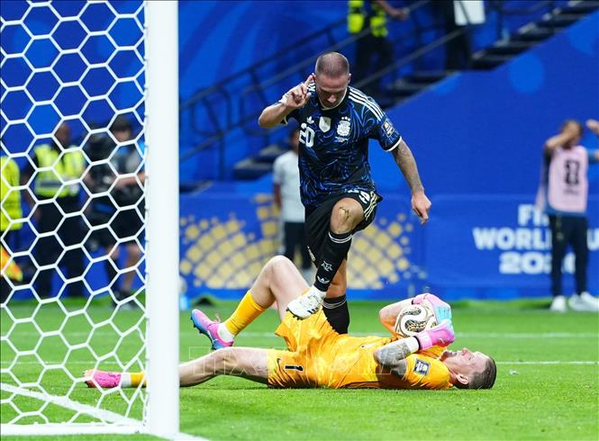 Thủ môn Jordan Pickford (phía dưới) của đội tuyển Anh cản phá một pha dứt điểm nguy hiểm trong trận đấu. Ảnh: THX/TTXVN phát