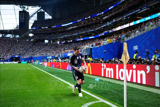 Lionel Messi của đội tuyển Argentina, cầu thủ chơi xuất sắc trong trận chuẩn bị thực hiện quả phạt góc. Ảnh: THX/TTXVN phát