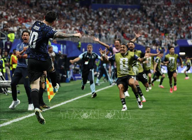 Messi ăn mừng cùng đồng đội sau khi Argentina hoàn tất màn ngược dòng để giành chiến thắng chung cuộc 2-1. Ảnh: THX/TTXVN phát