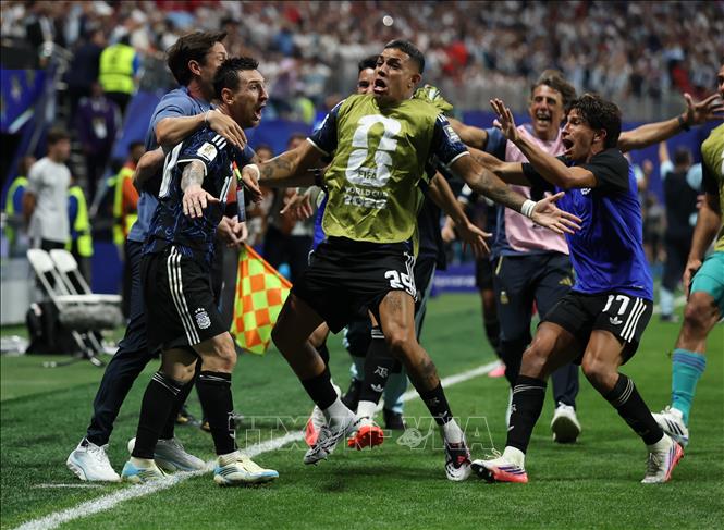 Niềm hạnh phúc vỡ oà của tuyển Argentina khi Messi tỏa sáng với 2 pha kiến tạo đắt giá để đồng đội ghi bàn giành chiến thắng ngược dòng ngoạn mục 2-1 trước tuyển Anh. Ảnh: THX/TTXVN phát 