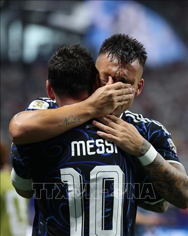 Những giọt nước mắt hạnh phúc của Lautaro Martinez (phía sau) khi anh ghi bàn thắng từ pha kiến tạo của Messi, ấn định tỷ số 2-1 giúp Argentina giành vé vào Chung kết. Ảnh: THX/TTXVN phát