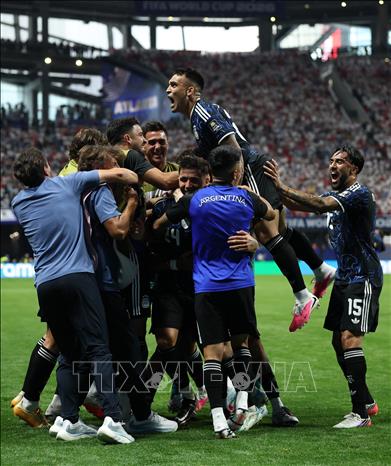 Niềm hạnh phúc vỡ oà của tuyển Argentina khi Messi tỏa sáng với 2 pha kiến tạo đắt giá để đồng đội ghi bàn giành chiến thắng ngược dòng ngoạn mục 2-1 trước Anh. Ảnh: THX/TTXVN phát