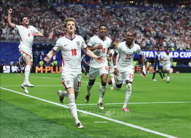 Tiền đạo số 18 Anthony Gordon ăn mừng cùng đồng đội sau khi mở tỉ số 1-0 cho tuyển Anh. Ảnh: THX/TTXVN phát