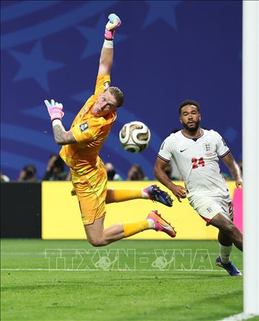 Thủ môn Jordan Pickford bay người cản phá, nỗ lực bảo vệ khung thành Anh trước sức ép dồn dập từ các chân sút Argentina. Ảnh: THX/TTXVN phát