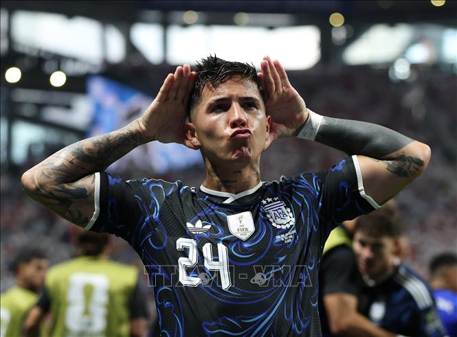 Tiền vệ Enzo Fernandez ăn mừng bàn thắng đẹp mắt, đưa Argentina trở lại cuộc đua với bàn gỡ hòa 1-1 trước Anh. Ảnh: THX/TTXVN phát
