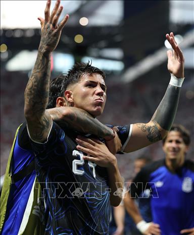 Tiền vệ Enzo Fernandez ăn mừng bàn thắng đẹp mắt, đưa Argentina trở lại cuộc đua với bàn gỡ hòa 1-1 trước Anh. Ảnh: THX/TTXVN phát