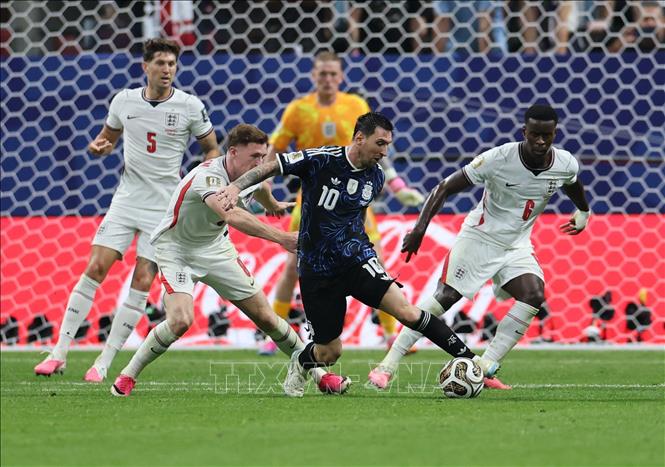 Lionel Messi nỗ lực giữ bóng trước sự áp sát của các cầu thủ Anh trong màn so tài căng thẳng tại bán kết. Ảnh: THX/TTXVN phát