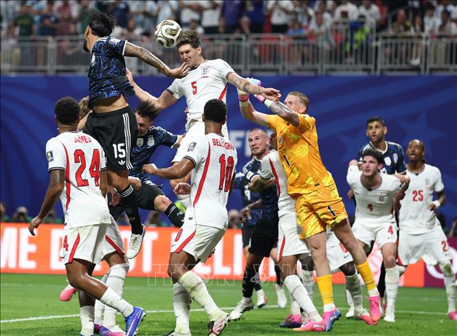 Hậu vệ John Stones của Anh bật cao không chiến với tiền đạo Nico Gonzalez của Argentina. Ảnh: THX/TTXVN phát