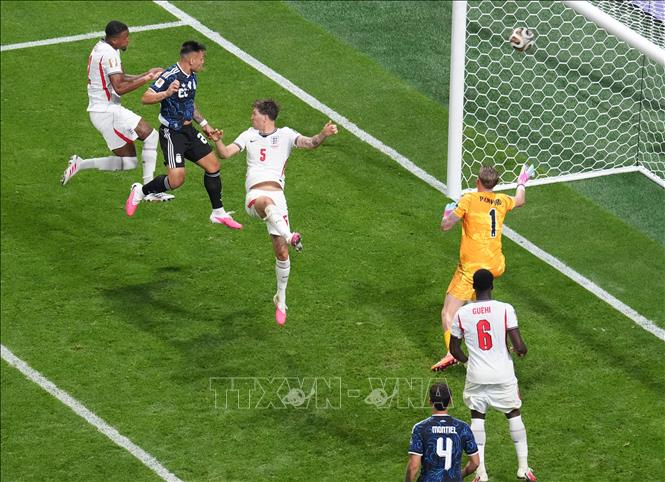 Messi thực hiện quả tạt chính xác để Lautaro Martinez (thứ 2, trái) đánh đầu cận thành, giúp Argentina vượt lên dẫn Anh 2-1 ở những phút cuối cùng trận đấu. Ảnh: THX/TTXVN phát