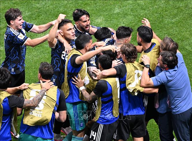 Niềm hạnh phúc vỡ oà của tuyển Argentina khi Messi tỏa sáng với 2 pha kiến tạo đắt giá để đồng đội ghi bàn giành chiến thắng ngược dòng ngoạn mục 2-1 trước tuyển Anh. Ảnh: THX/TTXVN phát 