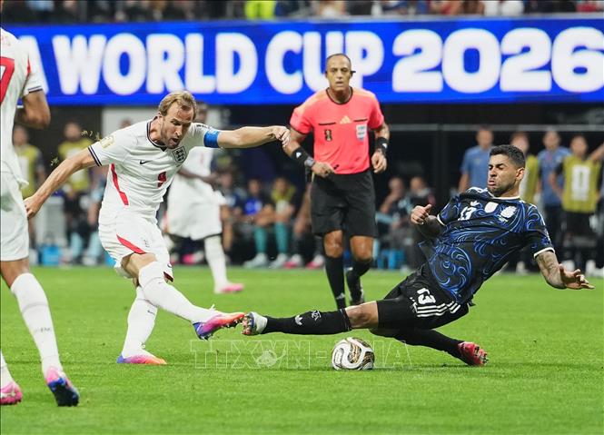 Harry Kane vung chân dứt điểm, nỗ lực tìm kiếm bàn thắng cho tuyển Anh trong cuộc đối đầu với Argentina.  Ảnh: THX/TTXVN phát
