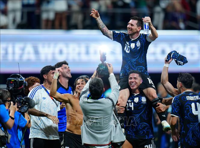 Niềm hạnh phúc của Messi (phía trên) khi lập cú đúp kiến tạo để đồng đội ghi bàn, giành chiến thắng ngược dòng ngoạn mục 2-1 trước tuyển Anh. Ảnh: THX/TTXVN phát