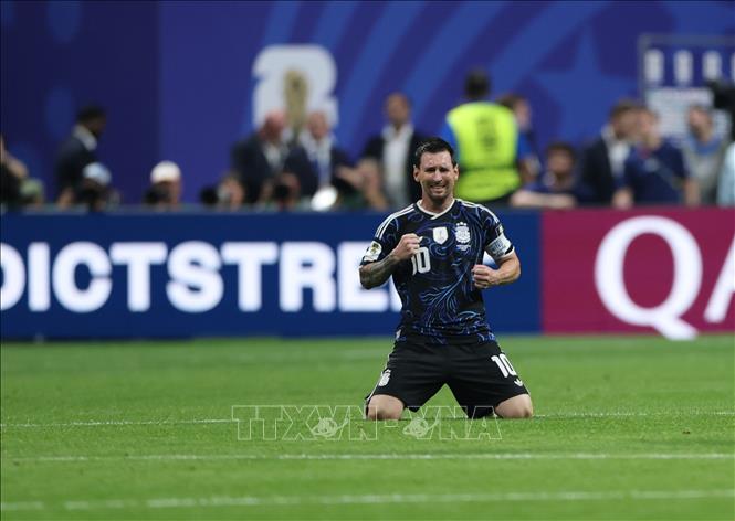 Niềm hạnh phúc của Messi khi lập cú đúp kiến tạo để đồng đội ghi bàn, giành chiến thắng ngược dòng ngoạn mục 2-1 trước tuyển Anh. Ảnh: THX/TTXVN phát