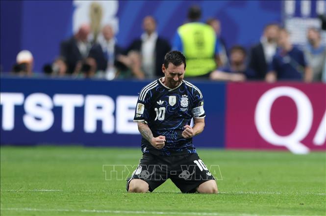 Niềm hạnh phúc của Messi khi lập cú đúp kiến tạo để đồng đội ghi bàn, giành chiến thắng ngược dòng ngoạn mục 2-1 trước tuyển Anh. Ảnh: THX/TTXVN phát