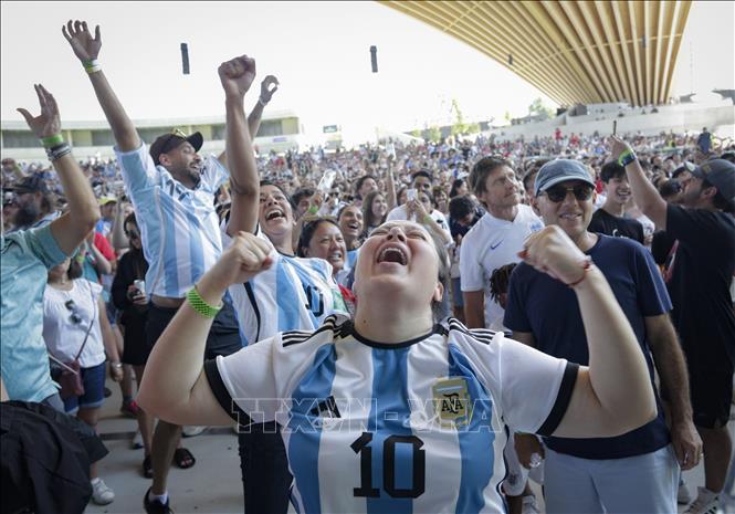 Cổ động viên đội tuyển Argentina bùng nổ cảm súc sau khi đội nhà lội ngược dòng thắng tuyển Anh tiến vào Chung kết. Ảnh: THX/TTXVN phát