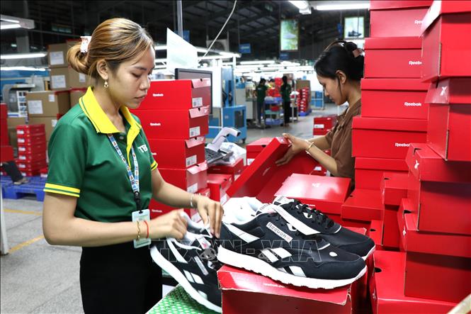 Công nhân kiểm tra sản phẩm giày trước khi đóng hộp tại Công ty Cổ phần Đầu tư và Sản xuất Công nghiệp Lefaso Trà Vinh (xã Trà Cú, tỉnh Vĩnh Long). Ảnh: Thanh Hòa - TTXVN