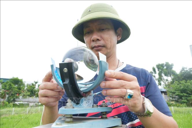 Kiểm tra thiết bị đo nắng tại trạm khí tượng thủy văn Lạng Sơn. Ảnh: Tiến Vĩnh –TTXVN 