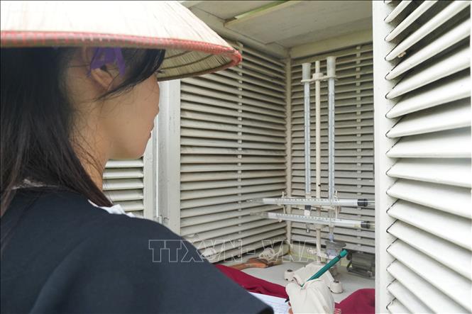 Cán bộ trạm khí tượng thủy văn ghi nhận các thông số quan trắc tại các thời điểm trong ngày. Ảnh: Tiến Vĩnh –TTXVN