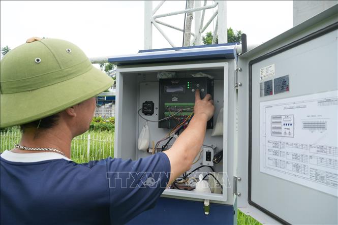 Cán bộ kiểm tra tại hệ thống quan trắc tự động. Ảnh: Tiến Vĩnh –TTXVN 