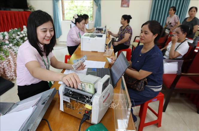 Hội viên Hội Liên hiệp Phụ nữ tỉnh Lạng Sơn đến nộp tiền nợ đến hạn, tiền lãi của hộ vay ủy thác qua Hội tại điểm giao dịch Mai Pha. Ảnh: Anh Tuấn – TTXVN