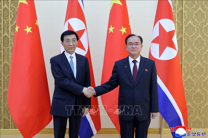 Bí thư Ban Chấp hành Trung ương Đảng Lao động Triều Tiên Jo Yong Won và Chủ tịch Ủy ban Toàn quốc Hội nghị Hiệp thương Chính trị Nhân dân Trung Quốc (Chính hiệp) Vương Hộ Ninh tại cuộc hội đàm ở Bình Nhưỡng ngày 15/7/2026. Ảnh: Yonhap/TTXVN phát
