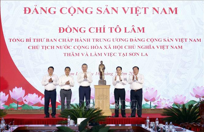 Tổng Bí thư, Chủ tịch nước Tô Lâm trao tặng bức tượng Chủ tịch Hồ Chí Minh cho Đảng bộ, chính quyền và nhân dân tỉnh Sơn La. Ảnh: Thống Nhất – TTXVN 