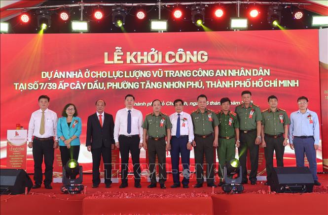 Đại diện lãnh đạo Bộ Công an, lãnh đạo TP. Hồ Chí Minh, các sở, ngành và chủ đầu tư tại lễ khởi công. Ảnh: Hồng Đạt - TTXVN