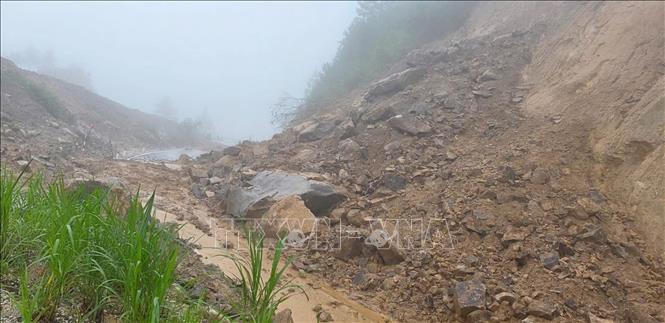 Sạt lở tại Km 158, Quốc lộ 279, đoạn đèo Khau Co qua bản Sắp Ngụa, xã Mường Than, tỉnh Lai Châu. Ảnh: TTXVN phát