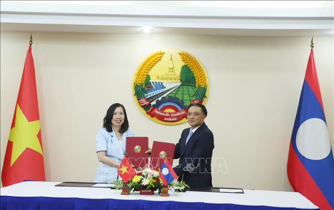 Thứ trưởng Bộ Ngoại giao Việt Nam Lê Thị Thu Hằng và Thứ trưởng Bộ Ngoại giao Lào Phongsavanh Sisoulath trao Biên bản ghi nhớ về hợp tác giai đoạn 2026-2030. Ảnh: Xuân Tú - PV TTXVN tại Lào