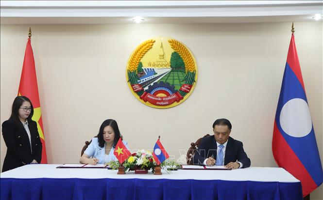 Thứ trưởng Bộ Ngoại giao Việt Nam Lê Thị Thu Hằng và Thứ trưởng Bộ Ngoại giao Lào Phongsavanh Sisoulath ký Biên bản ghi nhớ về hợp tác giai đoạn 2026-2030. Ảnh: Xuân Tú - PV TTXVN tại Lào
