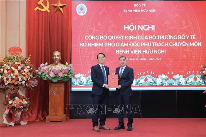 Thứ trưởng Bộ Y tế Trần Văn Thuấn (bên phải) trao Quyết định bổ nhiệm Phó Giám đốc phụ trách chuyên môn Bệnh viện Hữu Nghị. Ảnh: Minh Quyết - TTXVN