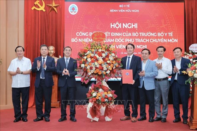 Đại biểu chúc mừng Phó Giám đốc phụ trách chuyên môn Bệnh viện Hữu Nghị. Ảnh: Minh Quyết - TTXVN