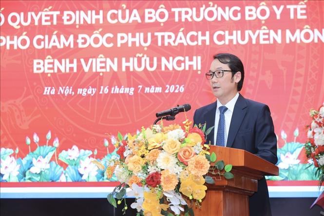 Tân Phó Giám đốc phụ trách chuyên môn Bệnh viện Hữu Nghị Trần Đăng Khoa phát biểu. Ảnh: Minh Quyết - TTXVN