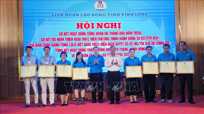 Tặng Bằng khen Tổng Liên đoàn lao động Việt Nam cho các tập thể, cá nhân có thành tích xuất sắc trong hoạt động công đoàn. Ảnh: Huỳnh Phúc Hậu - TTXVN
