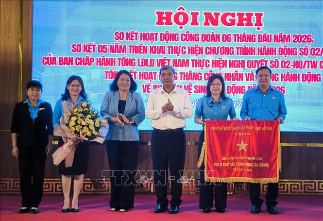 Tặng Cờ thi đua Chính phủ cho Liên đoàn Lao động tỉnh Vĩnh Long. Ảnh: Huỳnh Phúc Hậu - TTXVN