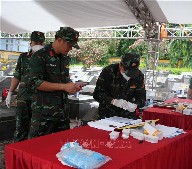Quá trình lấy mẫu ADN các hài cốt liệt sĩ tại Nghĩa trang liệt sĩ Vĩnh Yên được các lực lượng tập trung thực hiện theo đúng trình tự, đảm bảo an toàn, hiệu quả. Ảnh: Nguyễn Thảo - TTXVN
