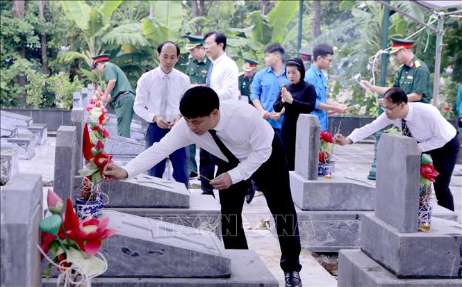 Lãnh đạo tỉnh Phú Thọ thắp hương tưởng niệm các Anh hùng liệt sĩ tại Nghĩa trang liệt sĩ Định Trung. Ảnh: Nguyễn Thảo - TTXVN