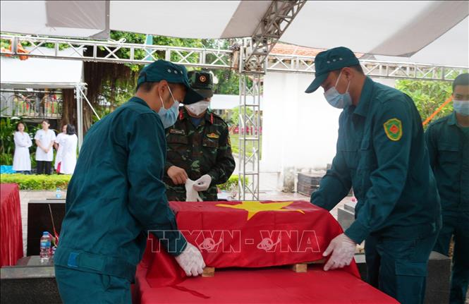 Công tác khai quật, lấy mẫu tại Nghĩa trang liệt sĩ Vĩnh Yên, phường Vĩnh Phúc được thực hiện chặt chẽ, đúng quy trình. Ảnh: Nguyễn Thảo - TTXVN