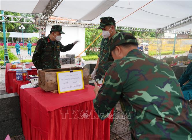 Cán bộ, chiến sĩ thực hiện số hóa thông tin mẫu hài cốt và các phần mộ liệt sĩ. Ảnh: Nguyễn Thảo - TTXVN