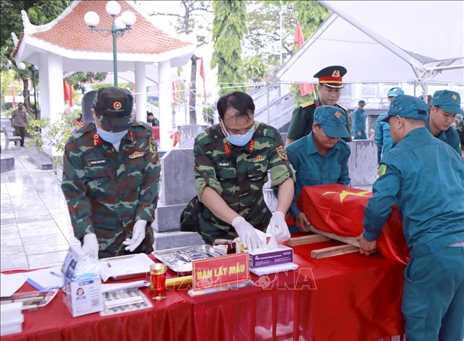 Lực lượng chức năng tỉnh Phú Thọ thực hiện quy trình lấy mẫu sinh phẩm ADN đối với hài cốt liệt sĩ chưa xác định danh tính tại Nghĩa trang Liệt sĩ Định Trung, phường Vĩnh Phúc. Ảnh: Nguyễn Thảo - TTXVN