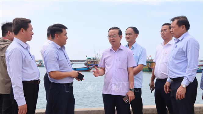 Ông Bùi Minh Thạnh, Phó Chủ tịch UBND Thành phố Hồ Chí Minh cùng đoàn công tác khảo sát thực địa tại Khu neo đậu tránh trú bão Bình Châu. Ảnh: Huỳnh Sơn - TTXVN