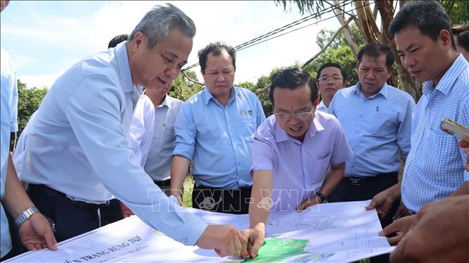 Ông Bùi Minh Thạnh, Phó Chủ tịch UBND Thành phố Hồ Chí Minh cùng đoàn công tác khảo sát thực địa tại nơi chồng lấn giữa đất rừng và đất dân đang canh tác tại Khu bảo tồn thiên nhiên Bình Châu - Phước Bửu. Ảnh: Huỳnh Sơn - TTXVN