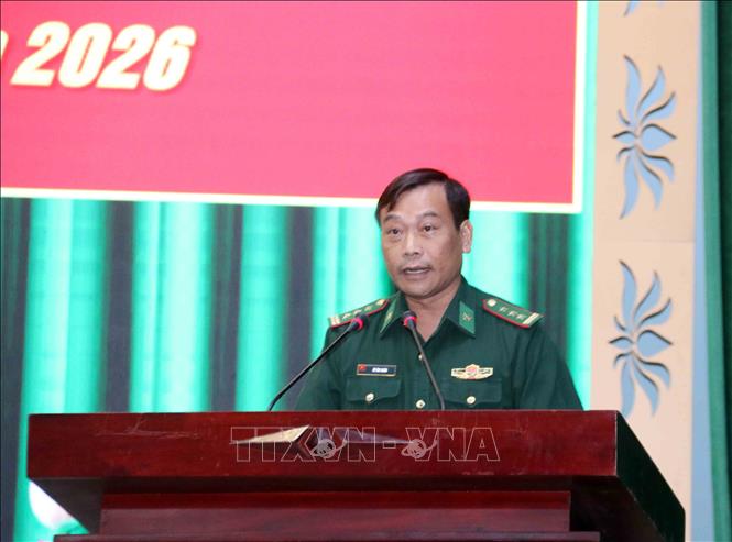 Thượng tá Vũ Văn Chiêm, Ban Chỉ huy Bộ đội Biên phòng Thành phố Hồ Chí Minh tham luận tại Hội nghị. Ảnh: Xuân Khu-TTXVN