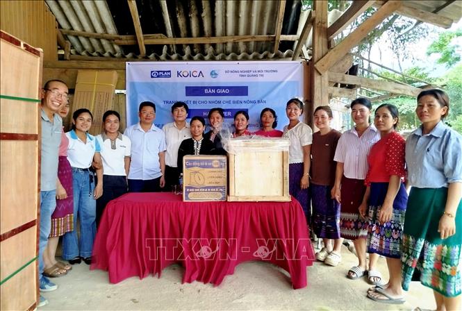 Ban tổ chức trao hỗ trợ nhiều loại máy móc, thiết bị phục vụ sản xuất như: máy sấy măng và nông sản, máy ép dầu mè và lạc, máy lọc dầu lạc, máy xay bột khô... cùng một số thiết bị khác. Ảnh: TTXVN phát