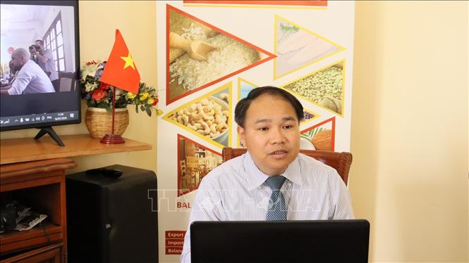 Tham tán Thương mại Việt Nam tại Algeria Hoàng Đức Nhuận chủ trì Hội nghị. Ảnh: Mạnh Hùng – PV TTXVN tại Algeria 