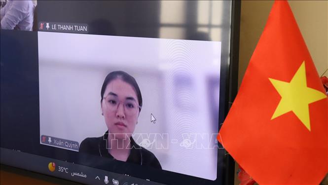 Chị Châu Xuân Quỳnh, đại diện công ty Hiệp Tài Phát chuyên vận chuyển và buôn bán gạo, phát biểu tại Hội nghị. Ảnh: Mạnh Hùng – PV TTXVN tại Algeria 