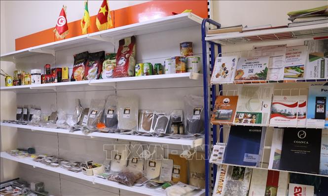 Giới thiệu một số sản phẩm xuất khẩu của Việt Nam với các doanh nghiệp Algeria. Ảnh: Mạnh Hùng – PV TTXVN tại Algeria 