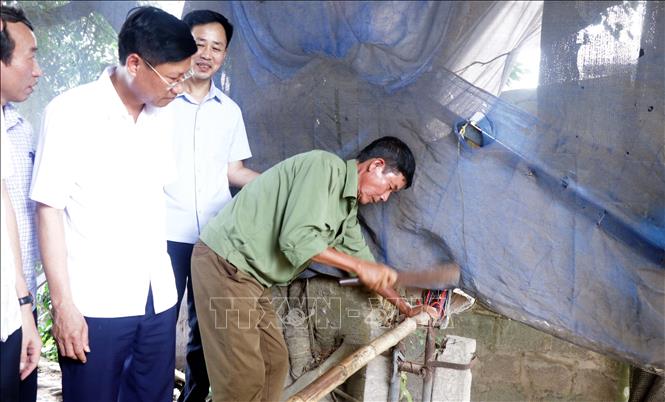 Người dân tháo dỡ barie tại cầu Đún chấm dứt việc thu phí các phương tiện khi đi qua cầu từ 15g hôm nay. Ảnh: Đinh Văn Nhiều-TTXVN